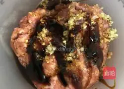 Illustration of how to make pork pancakes 1