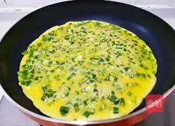 Illustration of how to make green onion egg pancake 10