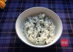 Illustration of how to make avocado sushi 4