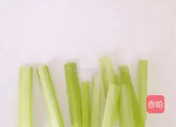 Illustration of how to make Jade Fan Celery Leaf Omelette 8