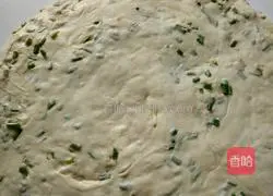 Illustration of how to make scallion pancakes 5