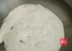 Illustration of how to make doughy green onion pancakes 8
