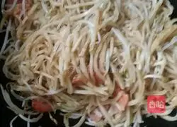 Illustration of how to make fried shredded pancakes with mung bean sprouts, sausage and sausage 3