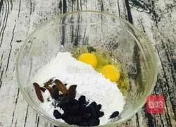 Illustration of how to make raisin milk egg cake 4