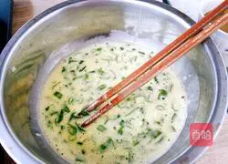 Illustration of how to make Korean egg and green onion pancake 5