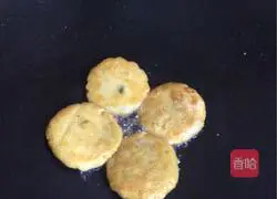 Illustration of how to make pan-fried sweet potato bean cake 6