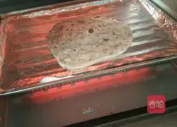 Illustration of how to make crispy prune pancake 12