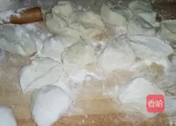 Illustration of how to make shredded pork burritos with Beijing sauce 5