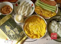 Illustration of how to make fruit and vegetable duck egg sushi rolls 5