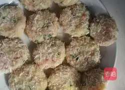 Illustration of how to make potato, ham and shrimp cakes 4