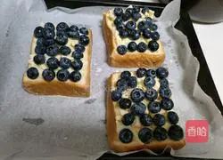 Illustration of how to make blueberry popping toast 2