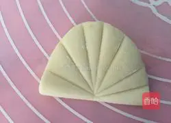 Illustration of how to stuff lotus leaf cake with meat 6