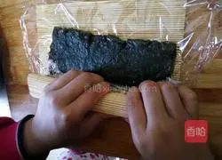 Illustration of how to make sushi rolls 8