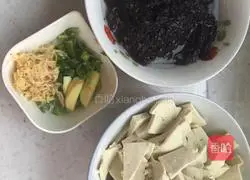 Illustration of how to make egg pancakes with shredded beans and diced eggplant 3