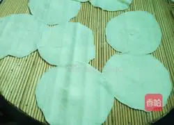 Illustration of how to make dumpling skin and scallion pancake in Laowu private kitchen 2