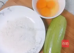 Illustration of how to make pan-fried zucchini cake 1