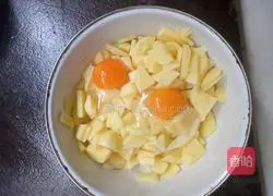 Illustration of how to make golden duck egg potato pancakes 3