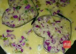 Illustration of how to make purple cabbage and shredded radish egg cake 3