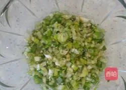 Illustration of how to make green onion hand cakes 3