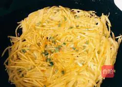 Illustration of how to make potato shredded cake 6