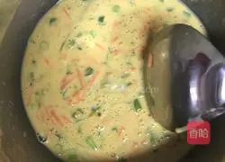 Illustration of how to make cucumber and carrot egg pancakes 1