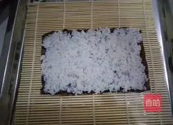 Illustration of how to make egg-skin cherry blossom sushi roll 5