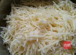 Illustration of how to make crispy potato pancakes 1