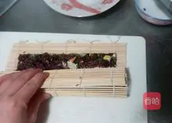 Illustration of how to make tomato, fish roe and purple rice sushi 9