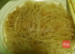 Illustration of how to make chives and egg pancake rolls with salad 7