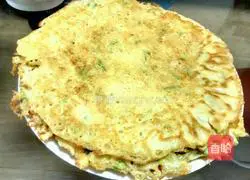 Illustration of how to make zucchini, shrimp skin and egg pancakes 9