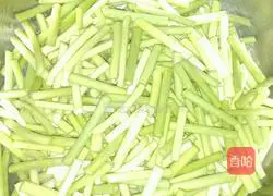 Illustration of how to make stir-fried pancakes with garlic sprouts, beans and teeth 2