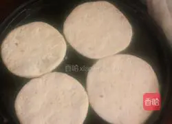 Illustration of how to make cornmeal and lard shuttlecock 5