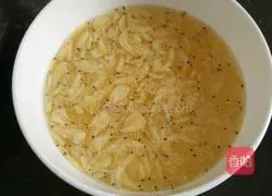 Illustration of how to make shrimp skin and chive burritos 1