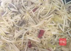 Illustration of how to make fried egg and lean meat pancakes 6