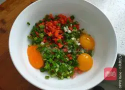 Illustration of how to make carrot, chive and egg pancake 1