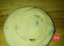 Illustration of how to make scallion pancakes 4