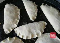 Illustration of how to make chive pancake 9