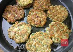 Illustration of how to make sophora flower minced meat cake 9