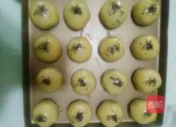 Illustration of how to make egg yolk crisps (16 pieces) 16