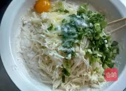 Illustration of how to make shredded potato pancakes 4