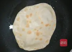 Illustration of how to make egg-filled pancakes 9