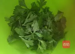 Illustration of how to make celery leaf cake 1