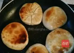 Illustration of how to make beef patties 9