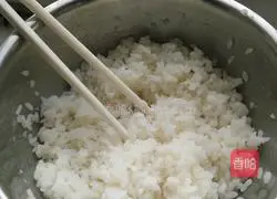 Illustration of how to make spicy cabbage sushi 2