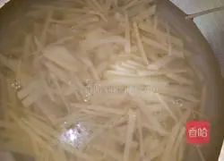 Illustration of how to make egg pancakes with shredded potatoes 2