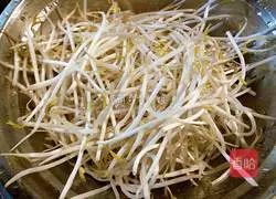 Illustration of how to make fried bean sprouts and shredded pork pancakes 6