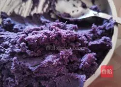 Illustration of how to make cheese and purple potato cakes 1