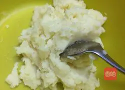 Illustration of how to make salt and pepper potato pancakes 2