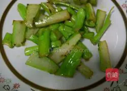 Illustration of how to make stir-fried meatloaf with vegetable roots 1