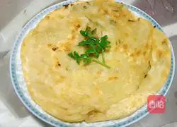 Illustration of how to make crispy green onion pancake 11